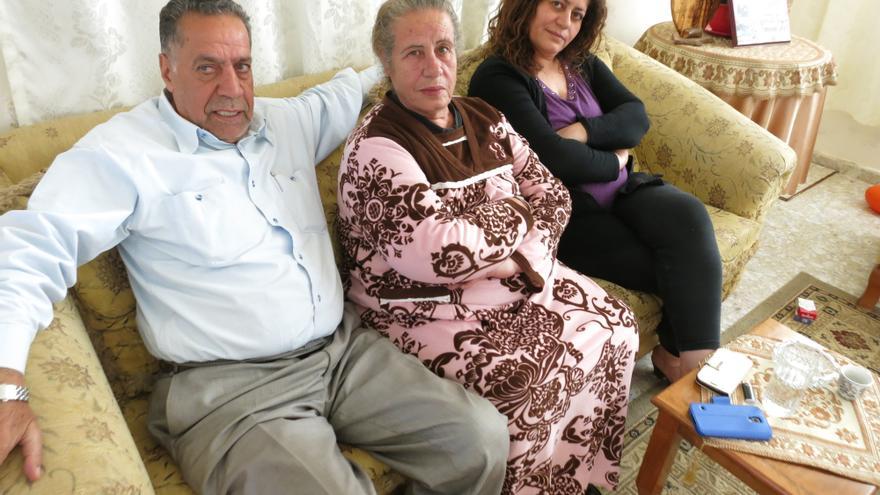 Aida Abbas, junto a Abdala, su padre, y Siria, su madre. / Ana Garralda. 