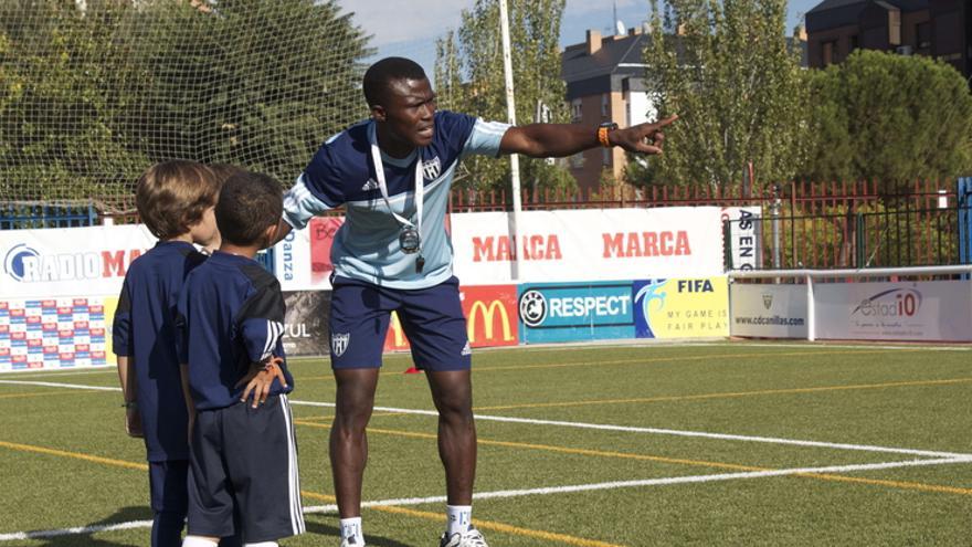 Además de jugar al fútbol, Alassane Diakité es entrenador de niños / Fotografía: CD Canillas