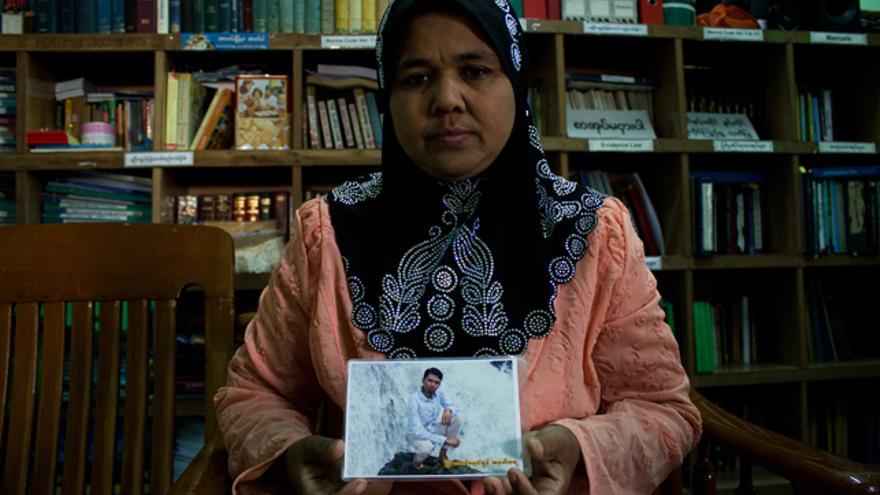 Daw Nwe Ni Aung sostiene una fotografía de su hijo, Soe Moe Aung, detenido el pasado 17 de noviembre y acusado de pertenecer al "Ejército Musulmán de Myanmar". / Carlos Sardiña Galache.