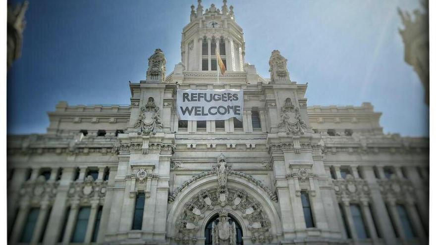 El Ayuntamiento de Madrid despliega una pancarta de "refugiados, bienvenidos" en su fachada. | M. Munera - Ayuntamiento de Madrid