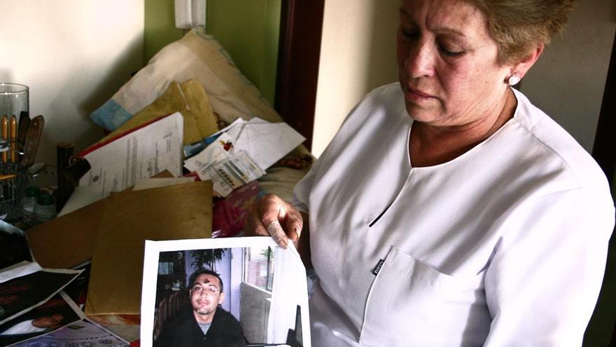 Ana Delida Paez fue la primera de las madres en conseguir una condena, en julio de 2011. En su casa de Bogotá, enseña una fotografía de su hijo Eduardo, secuestrado y asesinado por el Ejército./ Foto: M.C. Y E.G. 