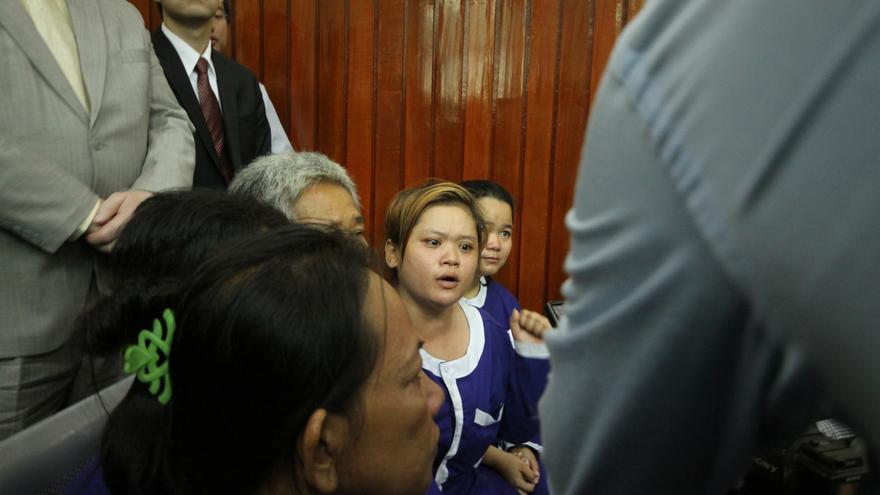 Bov Sorphea, en el centro, el día que la sentenciaron a un mes de prisión en 2012. / Laura Villadiego. 