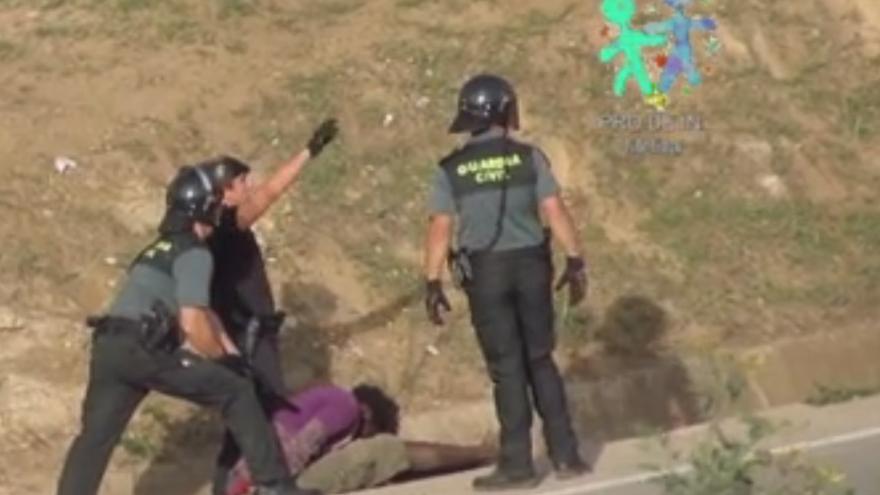 Captura de un vídeo de Prodein que demuestra la devolución ilegal de un inmigrante inconsciente después de ser golpeado por la Guardia Civil.