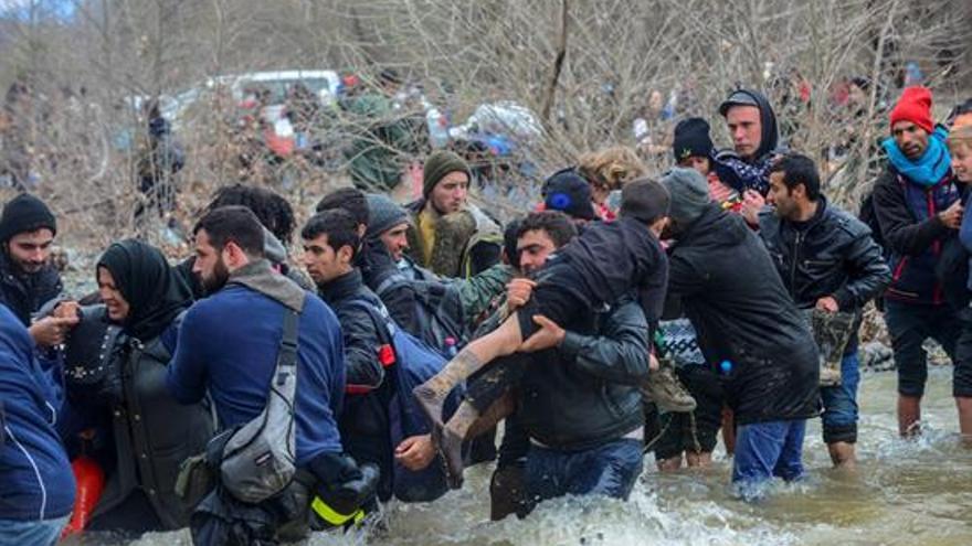 Cientos de migrantes procedentes del campamento de refugiados de Idomeni (Grecia), hoy tratan de encontrar una vía alternativa para cruzar la frontera entre Grecia y Macedonia. EFE
