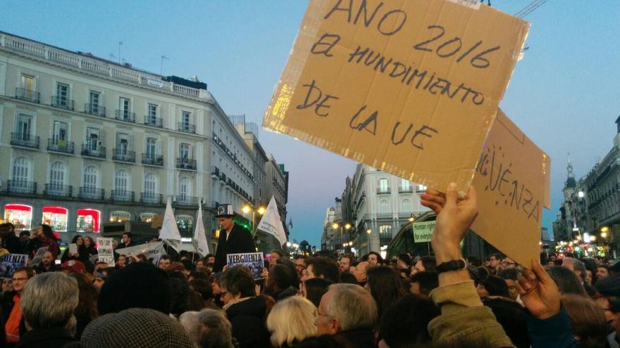 Concentración en Madrid contra el pacto de la UE con Turquía sobre refugiados, este 11 de marzo, en la Puerta del Sol. | Laura Olías.