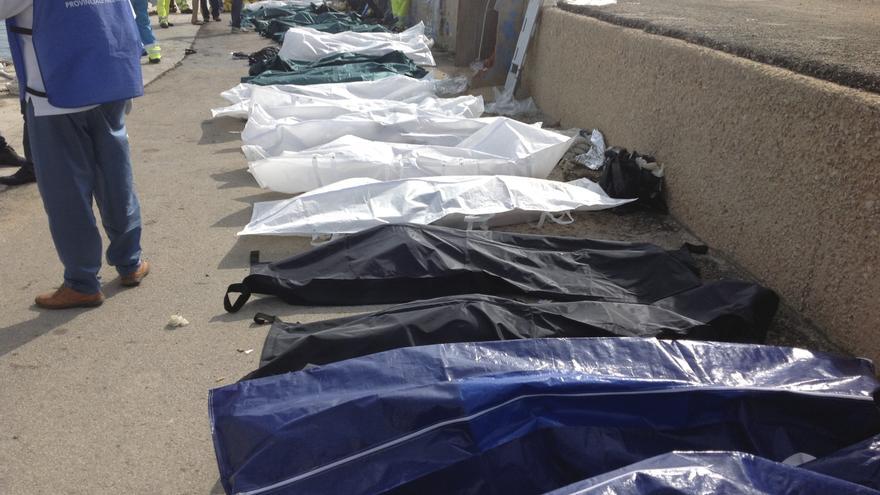 Cuerpos de algunas de las personas fallecidas al intentar alcanzar la isla italiana de Lampedusa/ Nino Randazzo (AP)