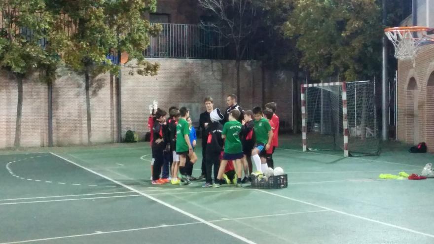 Un grupo de niños del Club Deportivo Racing La Paloma Fútbol Sala, en Madrid. / L. O.