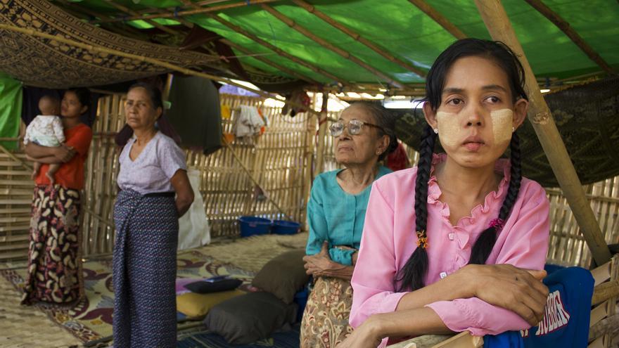 Desplazadas internas musulmanas en un campo clandestino en las inmediaciones de Meiktila, en el centro de Birmania. 5 de abril de 2013. © Carlos Sardiña Galache.