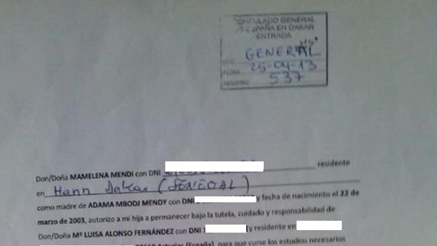 Documento firmado por la madre de Adama desde Senegal en el que cede la tutela de su hija a María Luisa.