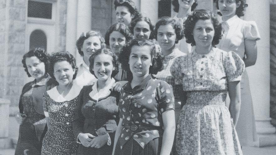 Empleadas del departamento de aduanas de Haifa. Shafika Sa'ad, en el centro con blusa de lunares, las dos mujeres por la izquierda de la primera fila son judías. 1940-42