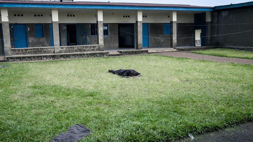 Enfermo sobre el césped del único centro psiquiátrico de Kivu del Norte. Foto: Patrick Meinhardt 