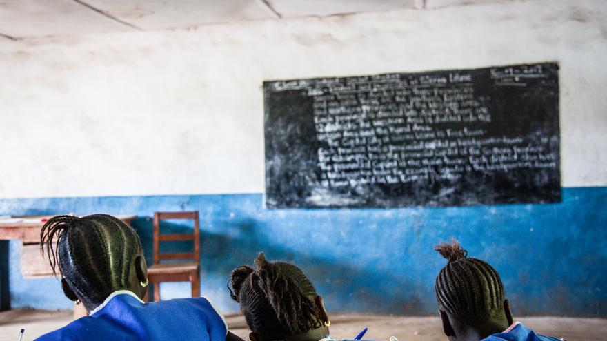 Estudiantes de Sierra Leona en un aula en septiembre de 2013. | Foto: Willian Vest-Lillesoe (Amnistía Internacional). 