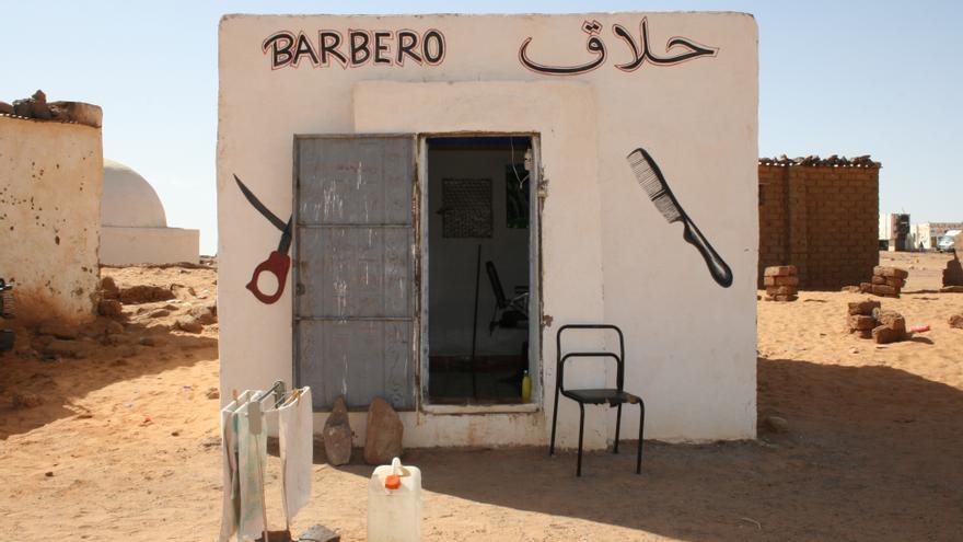 Fachada de la barbería del campamento de refugiados saharauis de Dajda (Tindouf)./ Gabriela Sánchez.