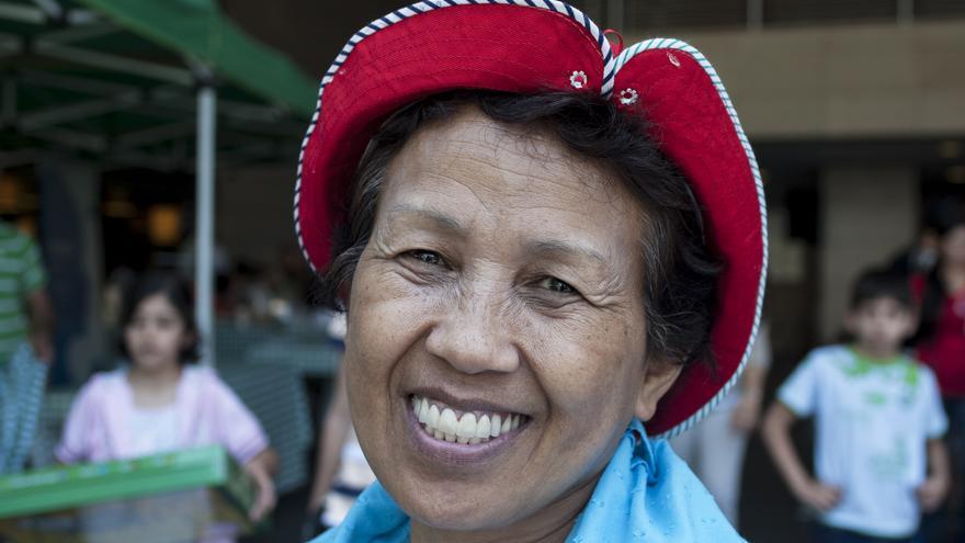 Gemma Justo, trabajadora doméstica filipina y activista, muestra la bolsa del Congreso Fundacional de la Red Internacional de las Trabajadoras Domésticas | Fotografía: Oriol Andrés Gallart