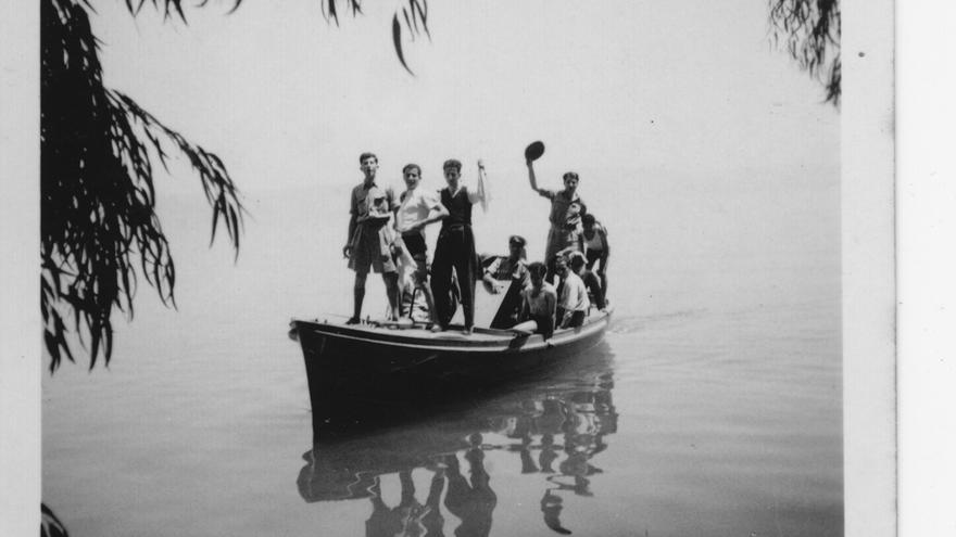 Grupo de amigos durante un día de excursión al lago Tiberiades, fechada entre 1940 y 1942.