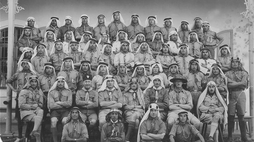 Grupo de scouts, fotografía perteneciente al álbum de la familia Saqqa de la ciudad palestina de Belén. 