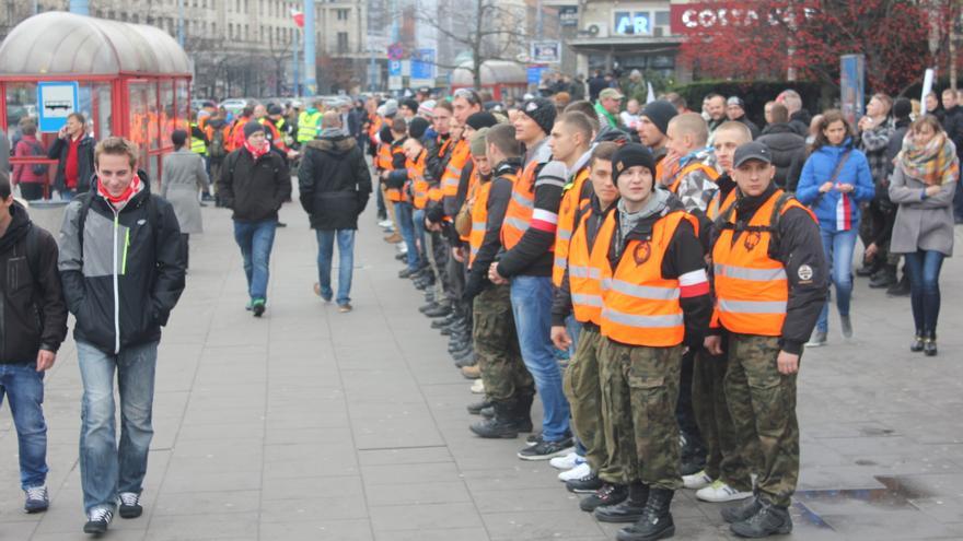 Grupos ultras y neonazis en la "Marcha Patrótica" del pasado 11 de noviembre en Varsovia, con lemas como "Stop islamización", en un país que apenas acoge migrantes / Marta Alemany 