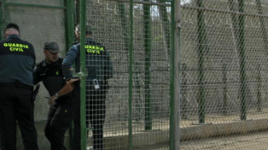 Guardia Civil abre la puerta del vallado situada en la cara oculta del Cementerio Musulmán./ J. Blasco de Avellaneda