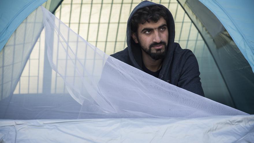 Habbib, refugiado afgano sin familia, acampa en el puerto de Mitilene. Lleva consigo un botiquín médico para ofrecer atención de primeros auxilios / Foto: Olmo Calvo