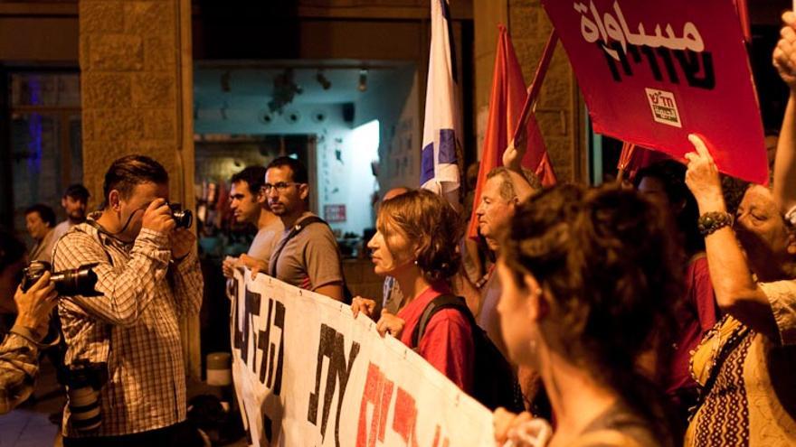 Hadas Pe'ery con la pancarta de "Estamos juntos", en Jerusalén / Isabel Cadenas 