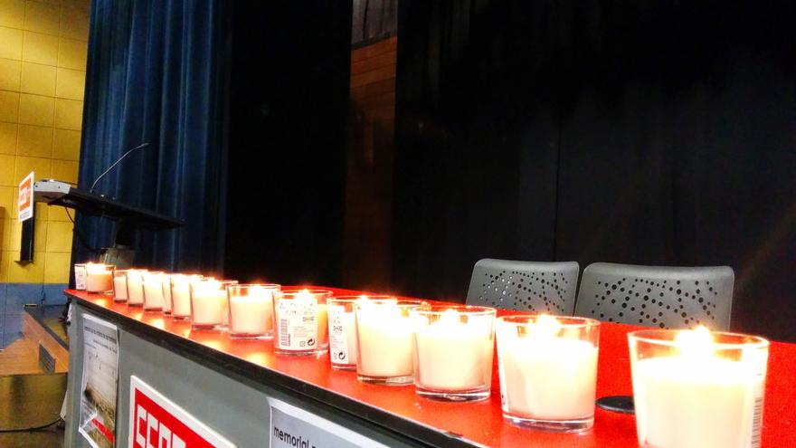 Homenaje a las víctimas del Tarajal de Coordinadora de Barrios. Velas en recuerdo de los 15 fallecidos/ L. O.