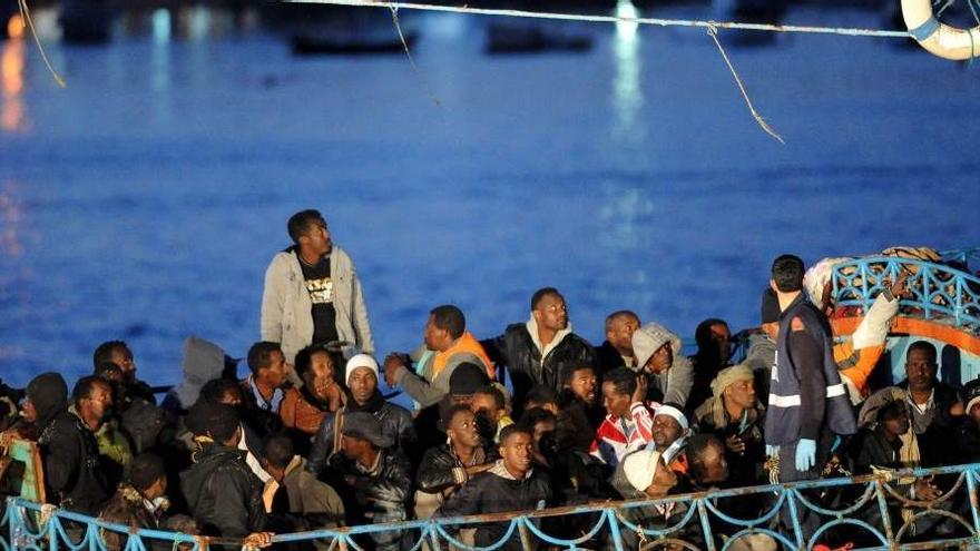 Imagen de archivo de inmigrantes africanos llegando a Lampedusa (EFE)