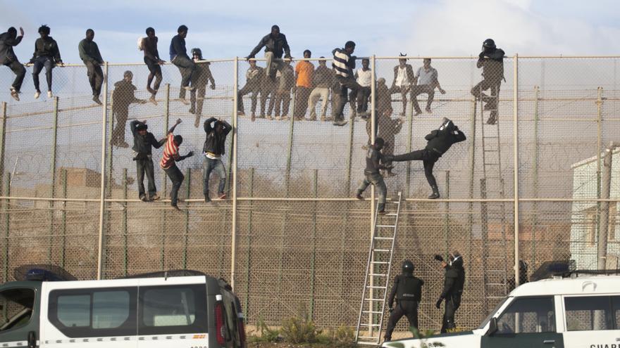 Imágenes de los últimos saltos a la valla de Melilla. Foto: Robert Bonet 