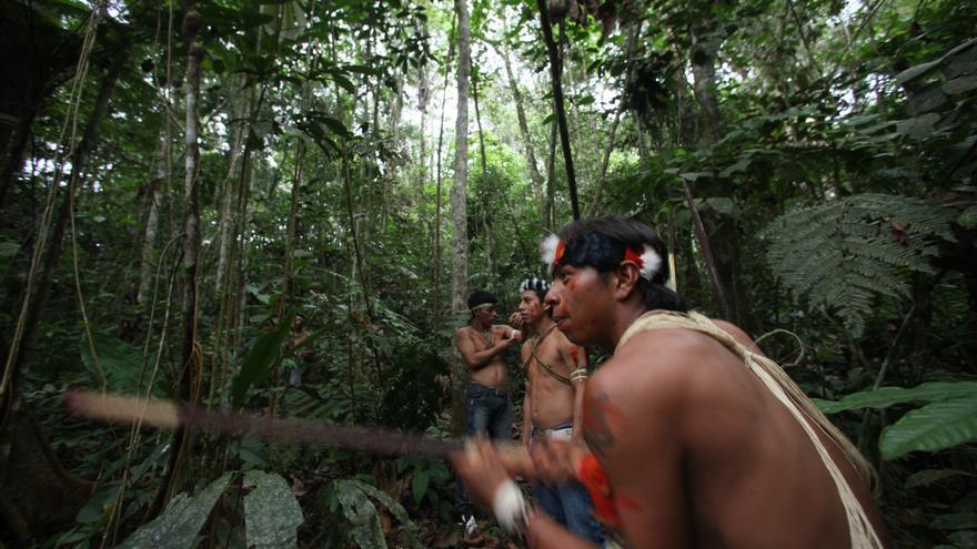 Indígenas guaraníes usando sus prácticas de caza en el Parque Nacional Yasuní./ Dolores Ochoa (AP)