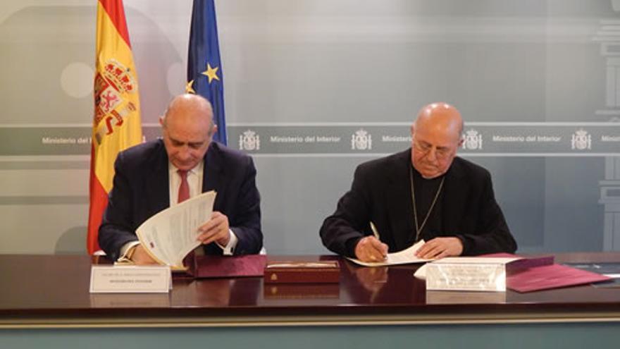 Jorge Fernández Díaz y Ricardo Blázquez firman el convenio de colaboración para la asistencia religiosa en los CIE