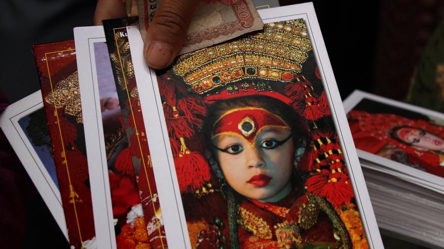 ostales de la Kumari de Katmandú a la salida de su templo. La tradición no permite fotografiar a la niña salvo en época de festivales./ Fotografía: A. T.