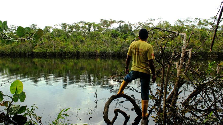 Un poblador de Llanchama otea el horizonte en busca de caimanes en una laguna cercana a la comunidad. | FOTO: Jaime Giménez