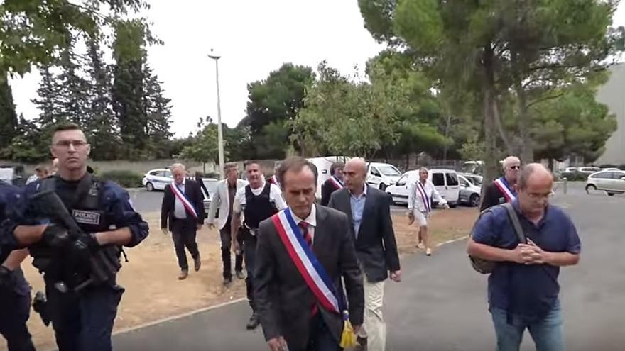 Llegada de la comitiva del alcalde de la localidad francesa de Béziers, para comunicar a refugiados sirios que "no son bienvenidos" en la ciudad.