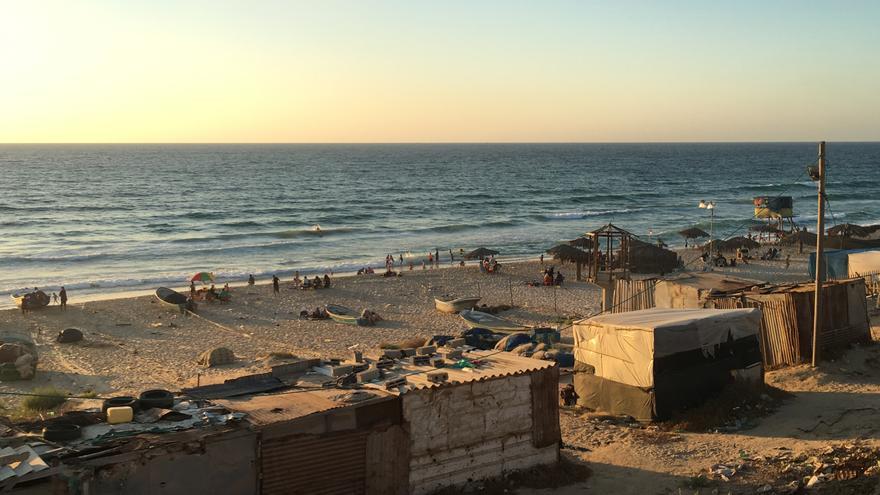 Lugares de recreo al borde del mar para las familias gazatíes. | FOTO: Isabel Pérez