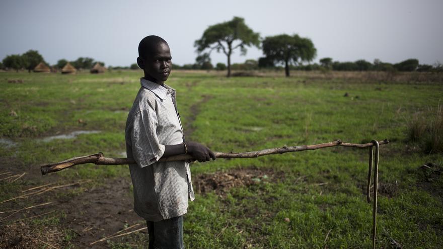 Luka, de 15 años, pasó dos noches escondido entre los pastos cuando varios atacantes acudieron a su comunidad en Sudán del Sur a robar el ganado; muchos de sus vecinos murieron. / Imagen: Gabriel Pecot/Oxfam Intermón.
