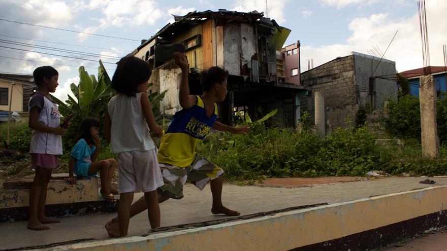 Un grupo de niños juegan entre las ruinas en el barangay de Magallanes. Foto: Carlos Sardiña Galache.