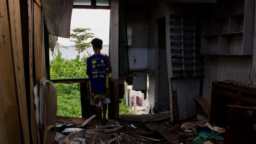  Un niño juega en una casa destruida en el barangay de Magallanes, en Tacloban. Foto: Carlos Sardiña Galache.