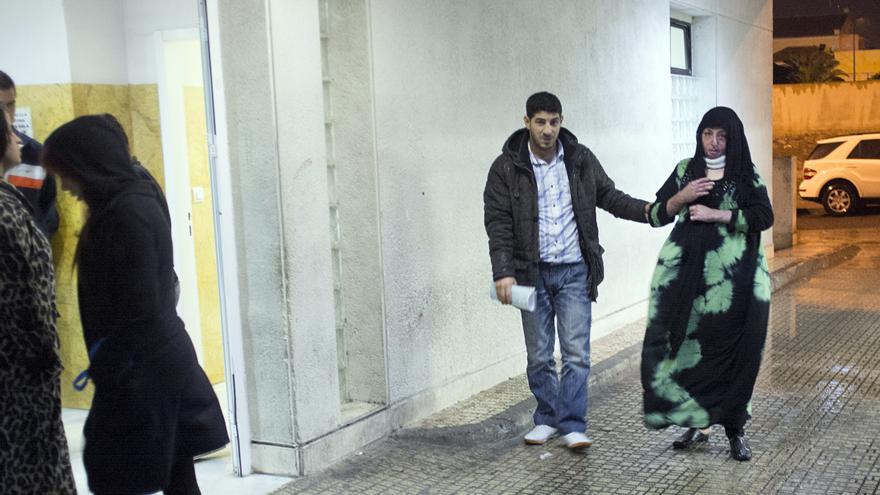 Manar y su hermano Mohamed entran en el hospital de Melilla./Fotografía cedida por la familia.