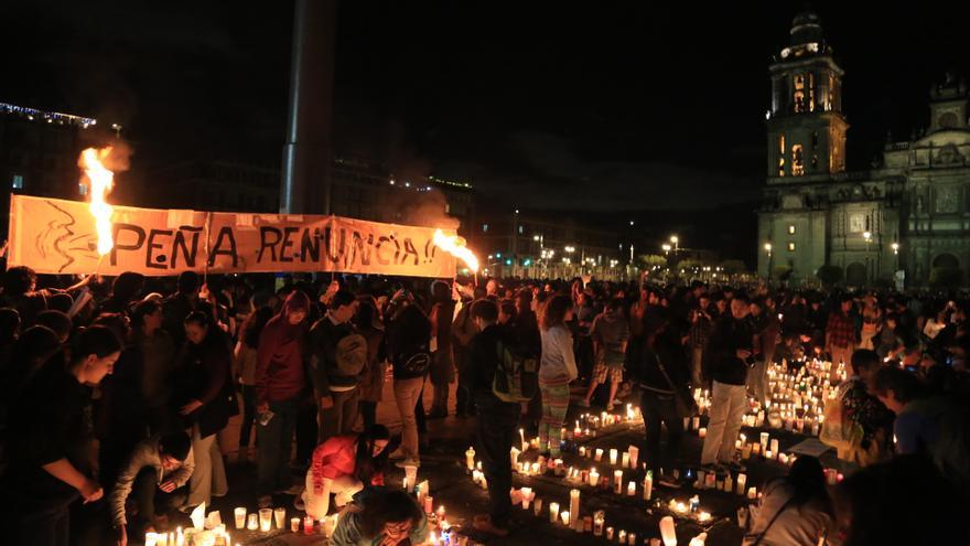 Manifestación celebrada en Ayotzinapa contra la masacre de estudiantes ocurrida el 26 de septiembre. Una pancarta pide la dimisión del presidente/ Rodrigo Hernández