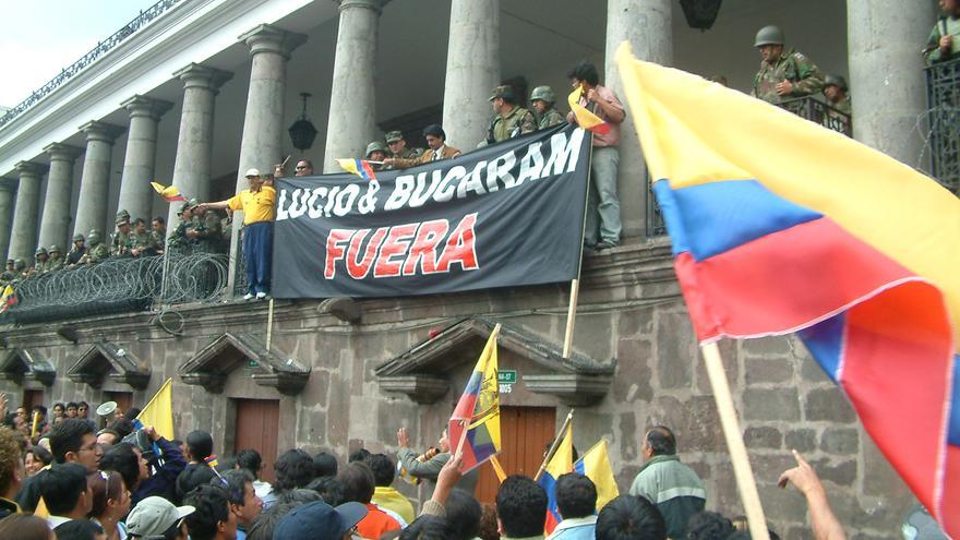 Manifestación por la salida del entonces presidente ecuatoriano Lucio Gutiérrez./ Crónicas del estallido. Fotografía de archivo
