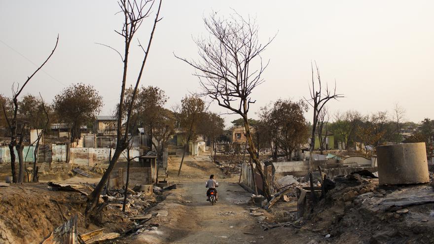 Barrio musulmán arrasado por una oleada de violencia islamófoba a finales del pasado mes de marzo. Meiktila (Birmania). 6 de abril de 2013. © Carlos Sardiña Galache.