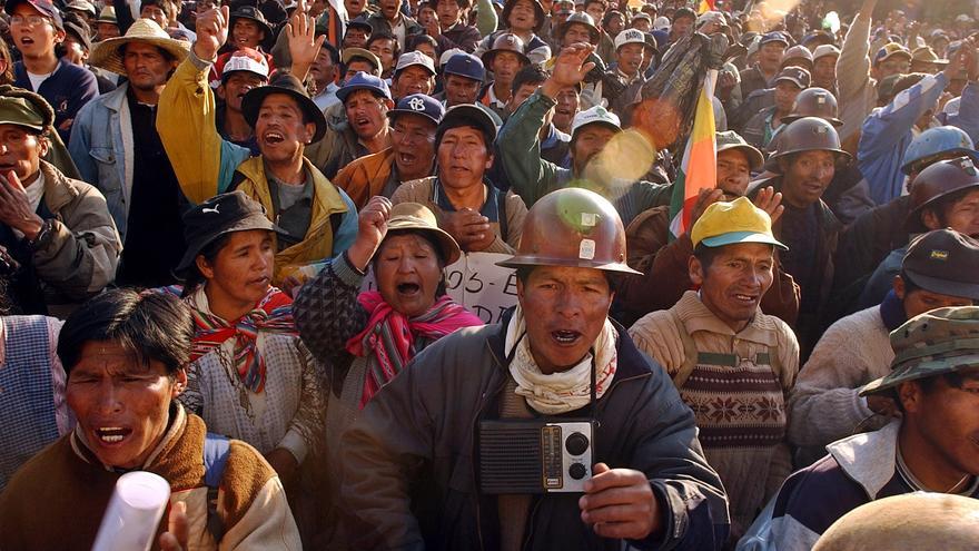 Miles de mineros celebran la renuncia del presidente boliviano en el centro de La Paz (2003) / Fotografía: Jorge Saenz (AP)