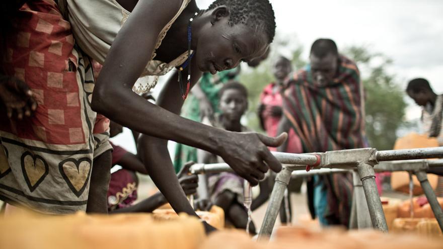 El campo de desplazados de Mingkaman, en Awerial, se ha convertido en refugio para casi 100.000 personas, principalmente de la etnia dinka, que huyeron de los enfrentamientos violentos en el estado de Jonglei, principalmente de la ciudad de Bor. Las personas que llegan necesitan agua, comida y un techo dónde refugiarse. Sudán del Sur afronta una grave crisis a causa de la violencia que se desató en diciembre de 2013 entre las fuerzas leales al presidente Salva Kiir, y los combatientes aliados al ex vicepresidente Riek Machar. Cerca de un millón de personas han tenido que abandonar sus hogares a causa de los enfrentamientos y se han quedado sin medios propios para alimentarse. Un tercio de la población sufre inseguridad alimentaria./ Pablo Tosco/ Oxfam Intermón
