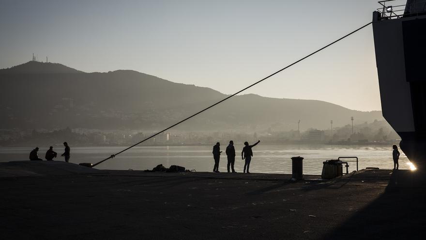El puerto de Mitilene, Lesbos, con refugiados haciéndose fotos mientras esperan la llegada de un ferry que les lleve a Atenas / Foto: Olmo Calvo 