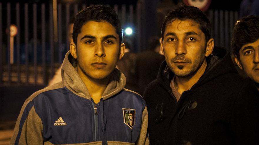 Moham y Khaled, acogidos en el centro de inmigrantes, esperaban reunirse con sus familiares al otro lado de la frontera / Jesús Blasco de Avellaneda