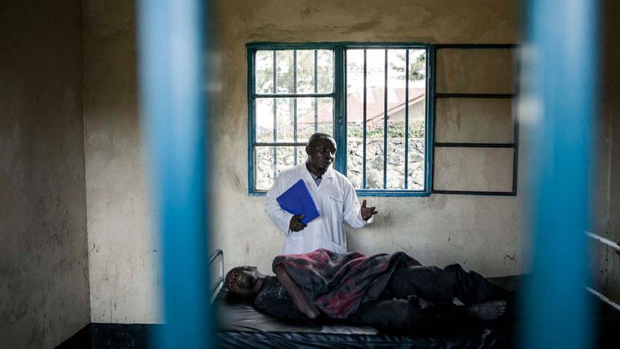 El doctor Moise Mbusa visita a los pacientes regularmente. Foto: Patrick Meinhardt  