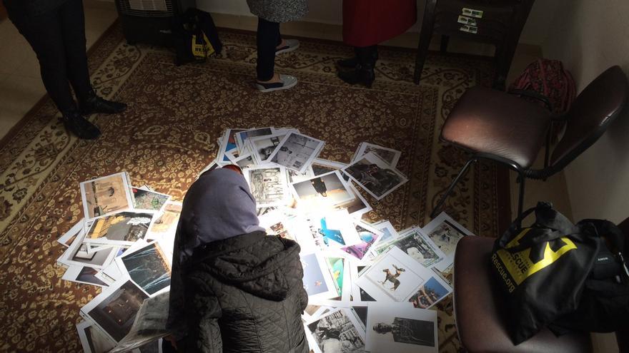 Momento de los talleres de vídeo de Laura Doggett en el campo de refugiados de Za'atari. | Imagen cedida a eldiario.es..