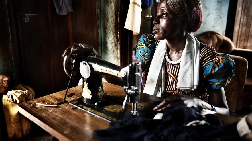 Nacwola le dio un microcrédito a Robhina con el que pudo comprarse una máquina de coser y comenzar un pequeño negocio con el que costear los gastos de su familia. / Foto: Álvaro Laiz y David Rengel. / AnHua