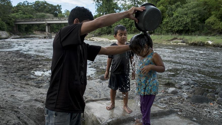 Muchas familias que no tienen acceso al agua potable en sus hogares recurren a ríos como el San Antonio / © Pedro Armestre