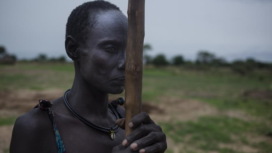 Nyantuc Kuong, 37, desplazada interna de etnia nuer procedente del estado de Unity, posa en el pueblo de Paduel donde vive desde Abril de 2015 tras haber huido de la violencia en su zona. Paduel, Sudán del Sur/ Gabriel Pecot - Oxfam Intermón 