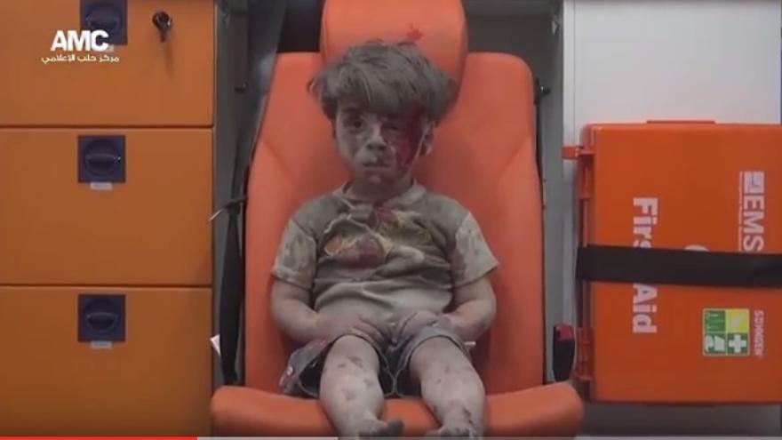Omran Daqneesh, niño sirio de cinco años tras resultar herido en un ataque del régimen en Alepo. | Alepo Media Center